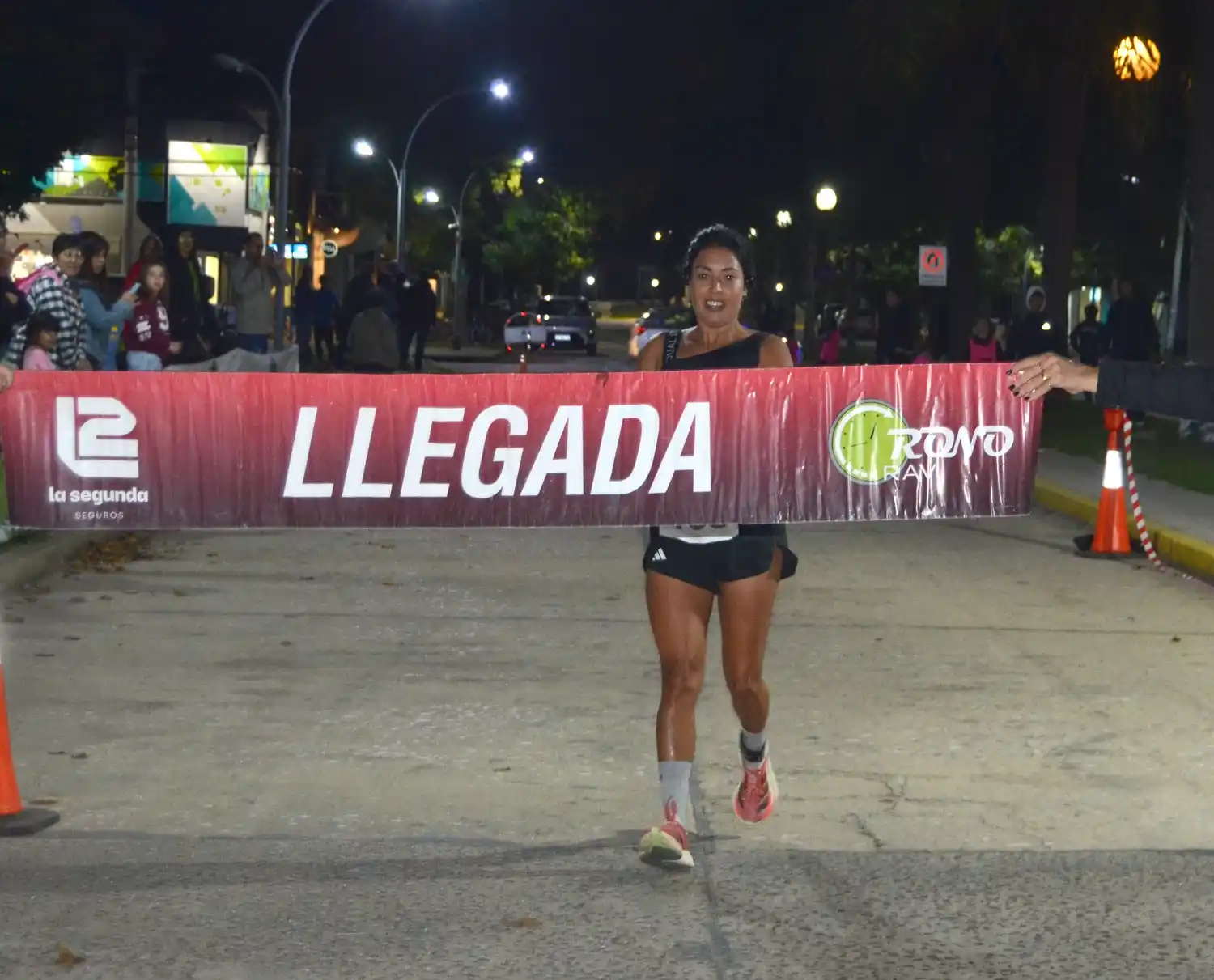 La ganadora del maratón en la categorí mujeres.