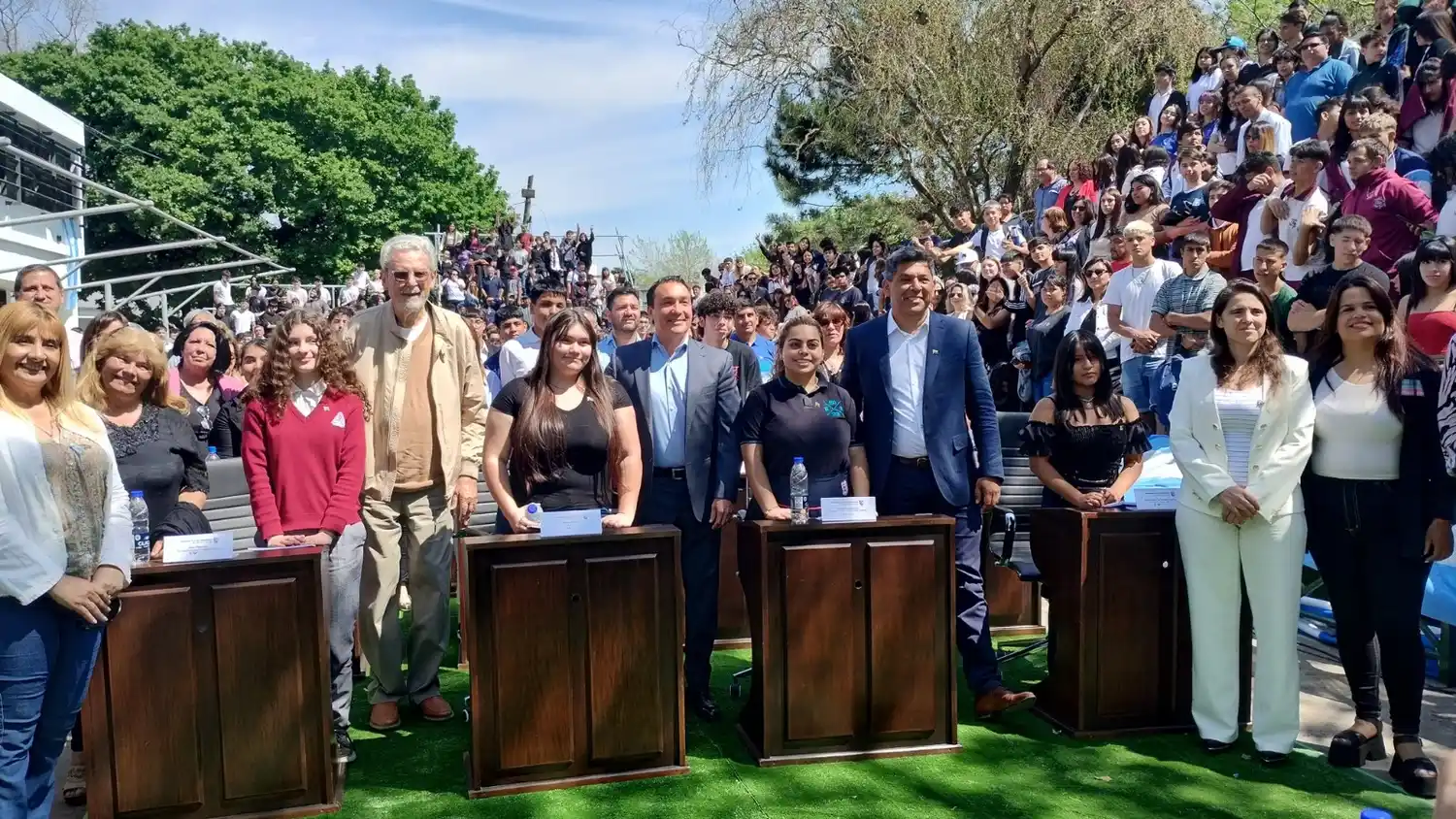 El intendente Andrés Watson escuchó los proyectos presentados por los alumnos.