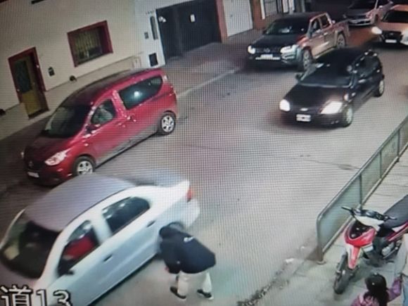 [VIDEO] Salió del super chino, se le cayó la billetera y un motociclista la llevó porque estaba tirada en la calle