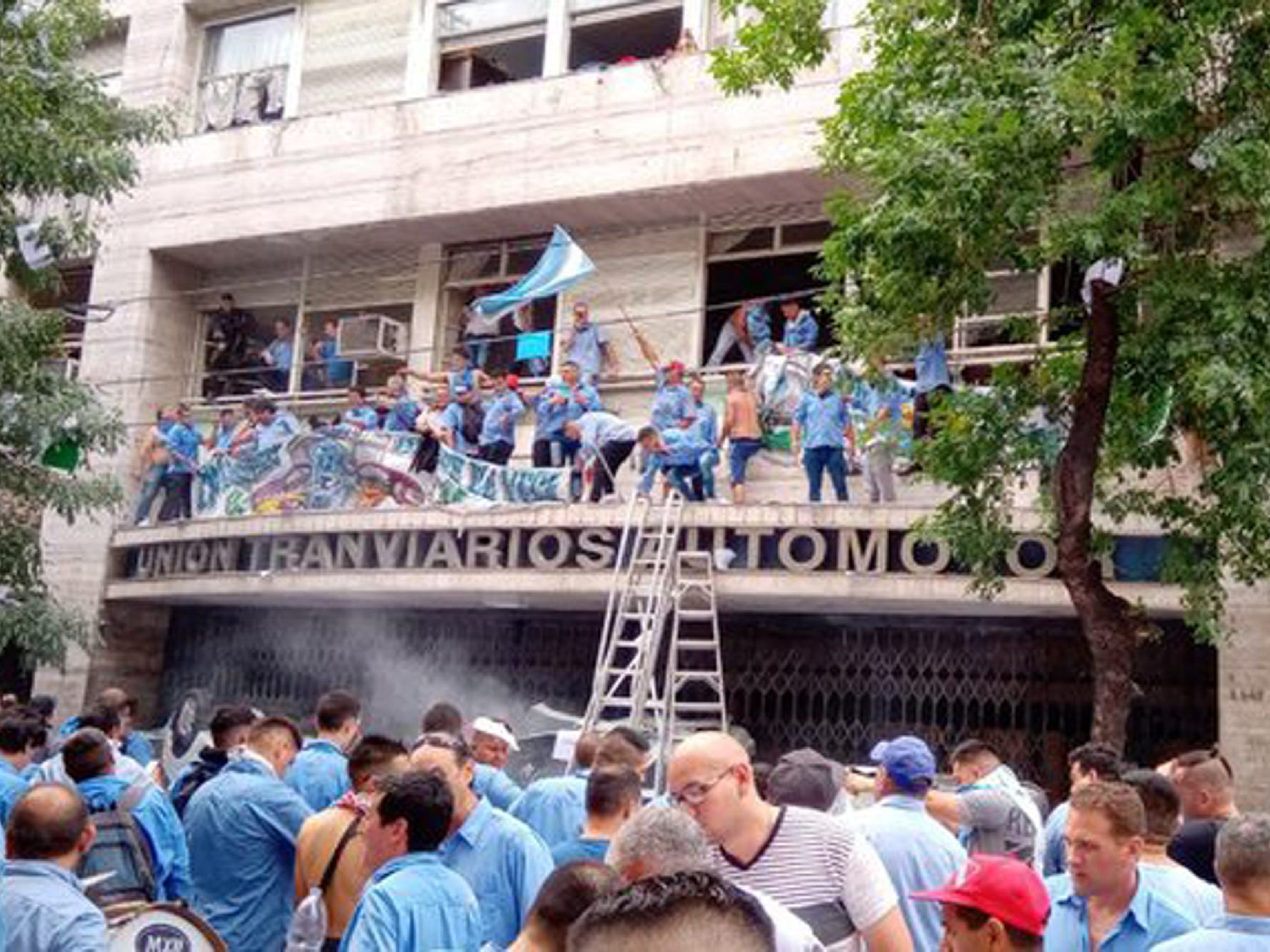 La interna de la UTA, al rojo vivo: un sector opositor a la conducción de Roberto Fernández tomó la sede del sindicato.