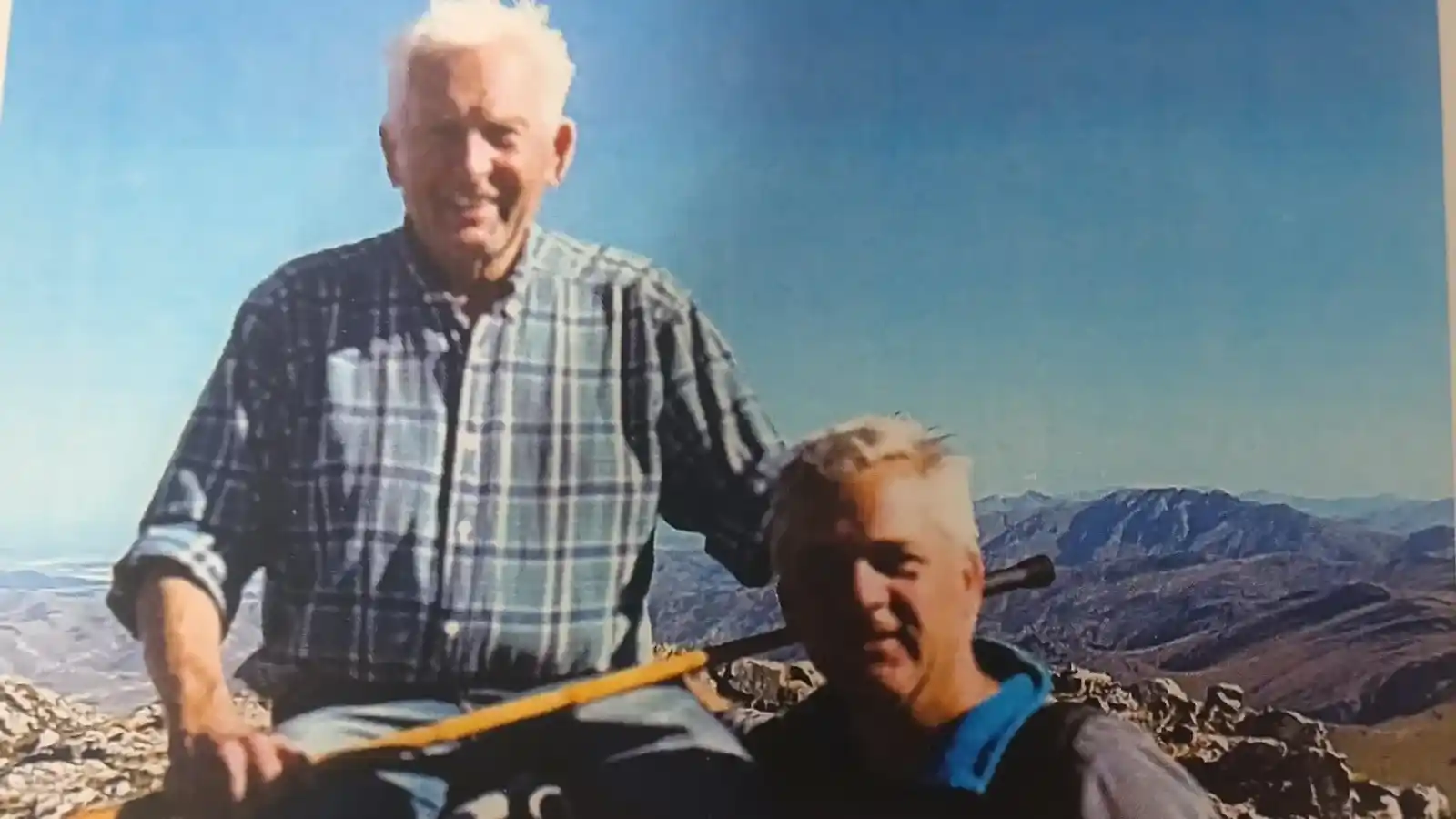 Juan Terfi y su hijo Andrés en la cima del cerro Tres Picos, en su cumpleaños número 86.