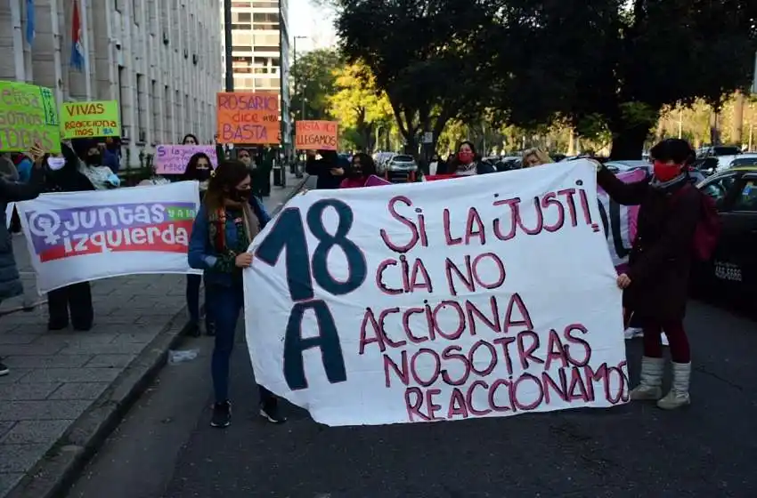 Multitudinaria manifestación frente a Tribunales para decir basta a la violencia de género