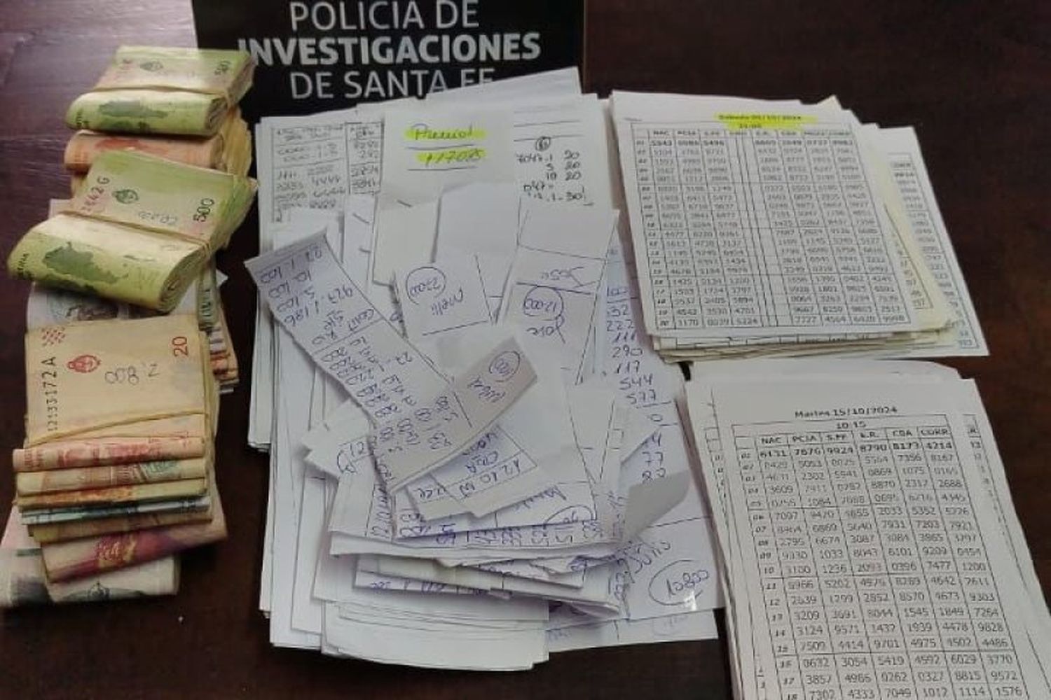 Pesos, celulares, documentación entre las cosas secuestradas tras los allanamientos. PGPSF