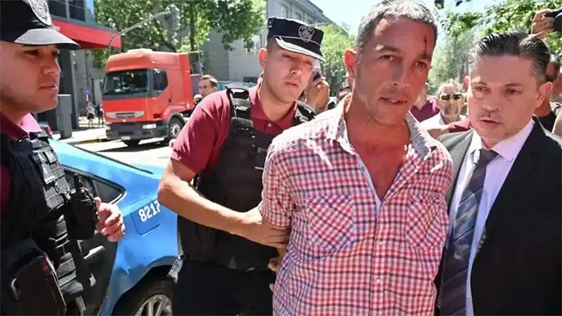Procesaron con prisión preventiva al entrerriano que arrojó una botella a Milei