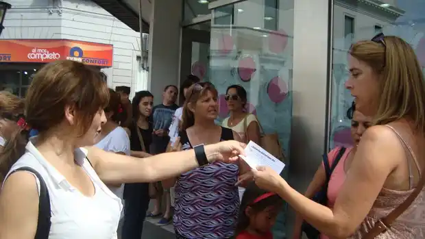 Docentes reclamaron con una volanteada