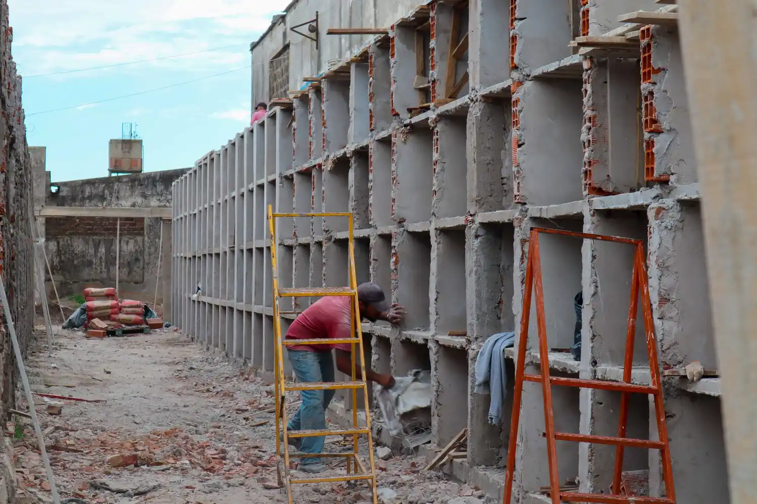 Continúa la construcción de nichos en el Cementerio Municipal