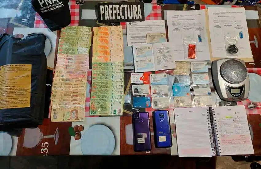 Prefectura realizó allanamientos por narcotráfico en Rosario y Santa Fe: secuestraron droga, municiones y hasta un cráneo humano