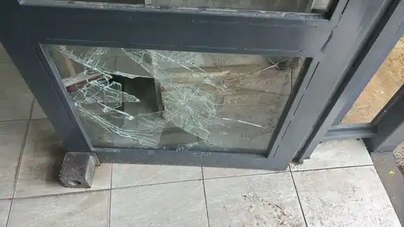 Intento de robo en un corralón sobre la Ruta 34: rompió un vidrio, se lastimó y huyó del lugar