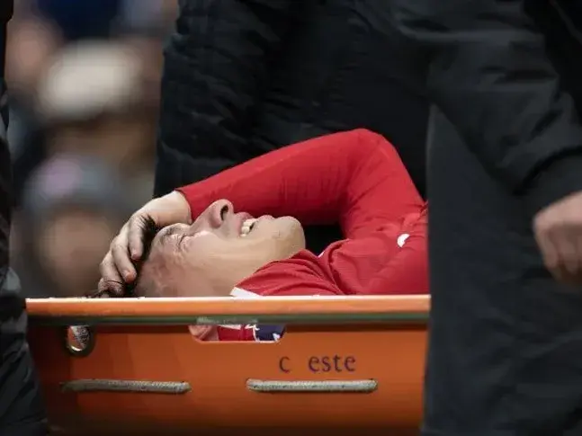 Licha Martínez salió lesionado en el juegando para el Manchester United
