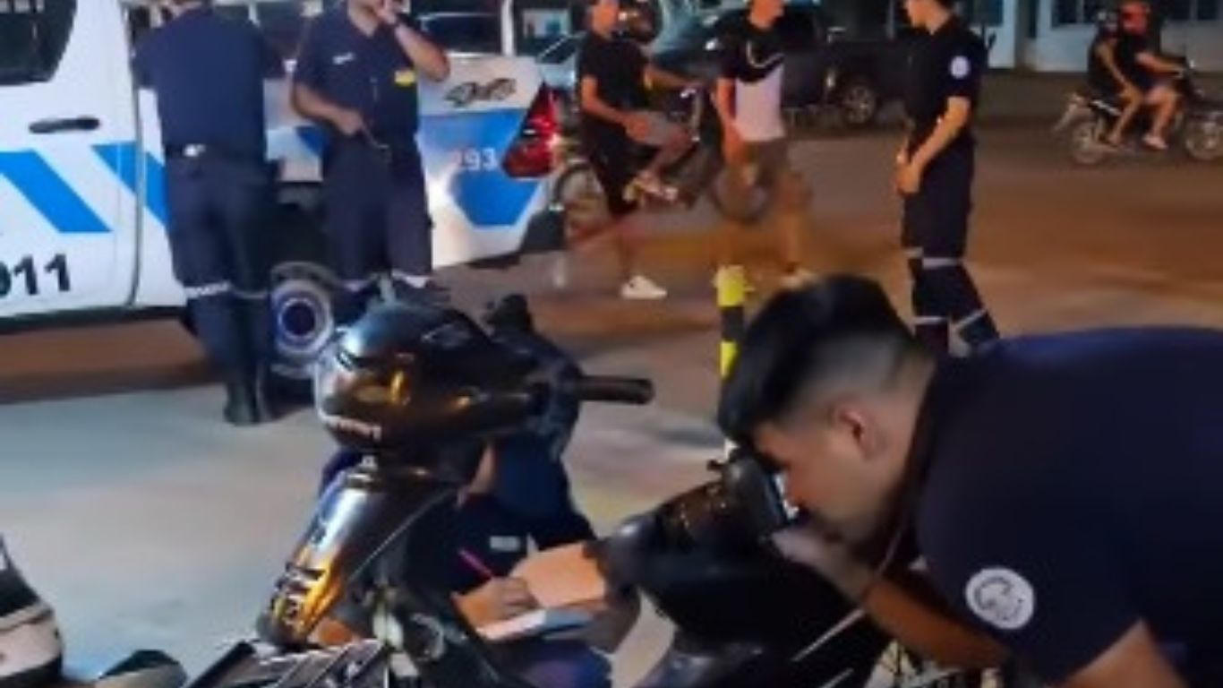 Intentaron robar una motocicleta en un hipermercado y fueron detenidos