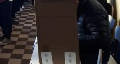 Escuela 13: una presidenta de mesa fue al baño y se llevó la urna