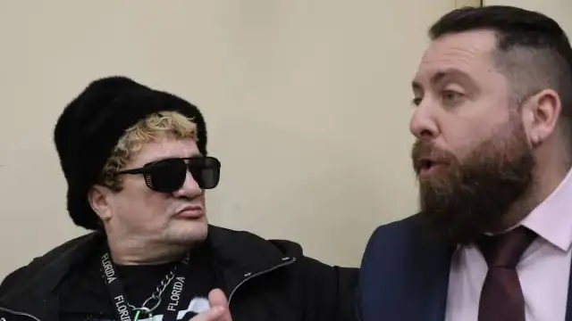 Pity Álvarez junto a su abogado.