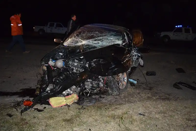 Un automóvil choco una motoniveladora estacionada a la vera de la Ruta Nacional 18