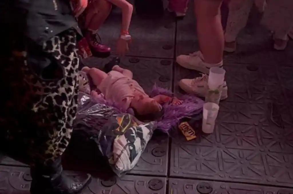 Las imágenes muestran al bebé tumbado en el suelo,