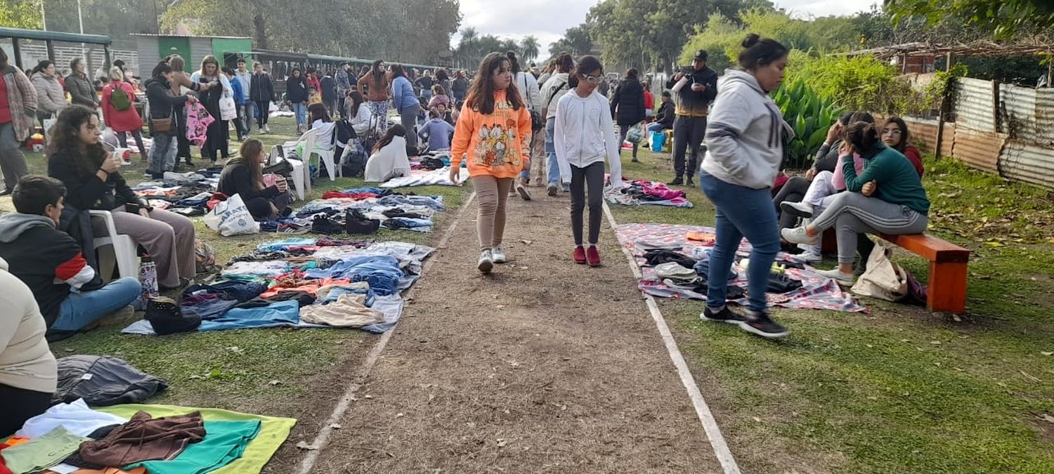 Unas 3.000 personas concurren cada sábado a la Feria de la Estación