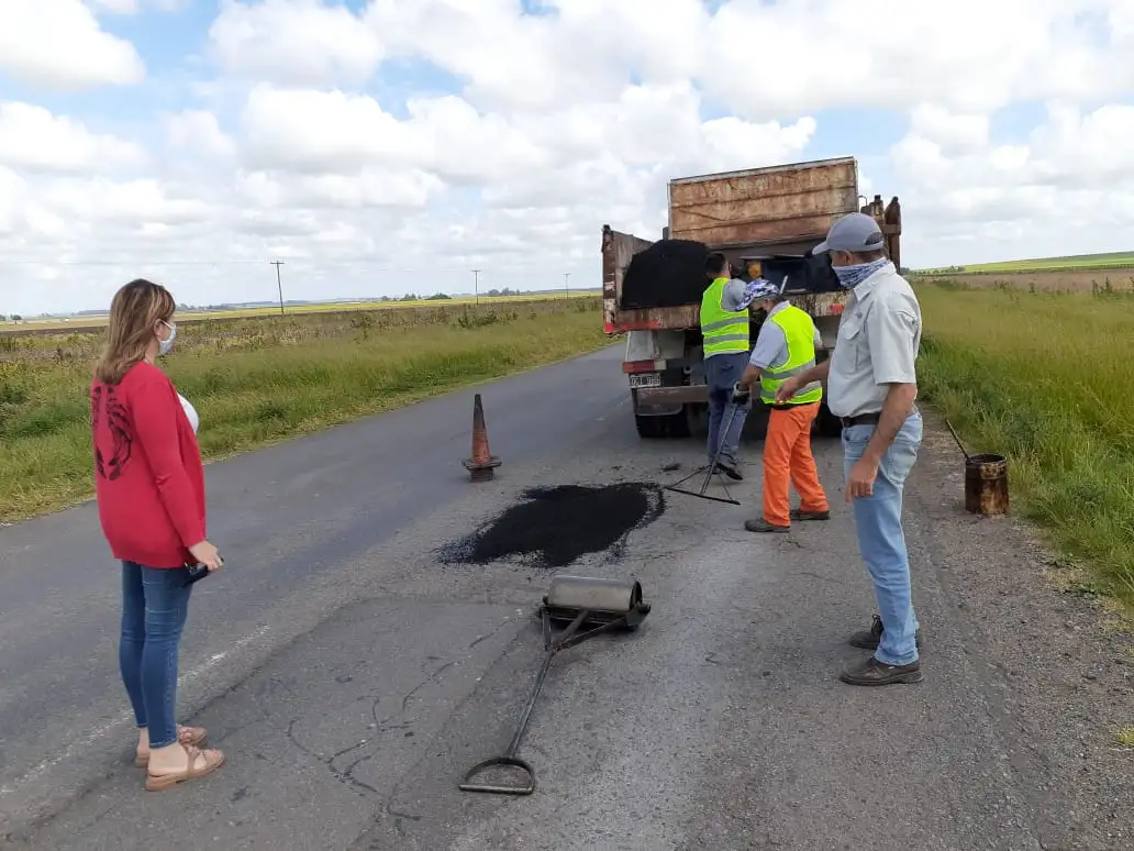 Desarrollan tareas de bacheo en el acceso y calles de María Ignacia