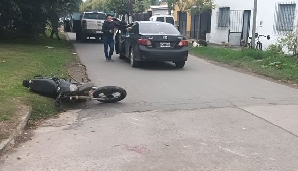Otro choque entre una moto y un auto: un hombre trasladado al Hospital
