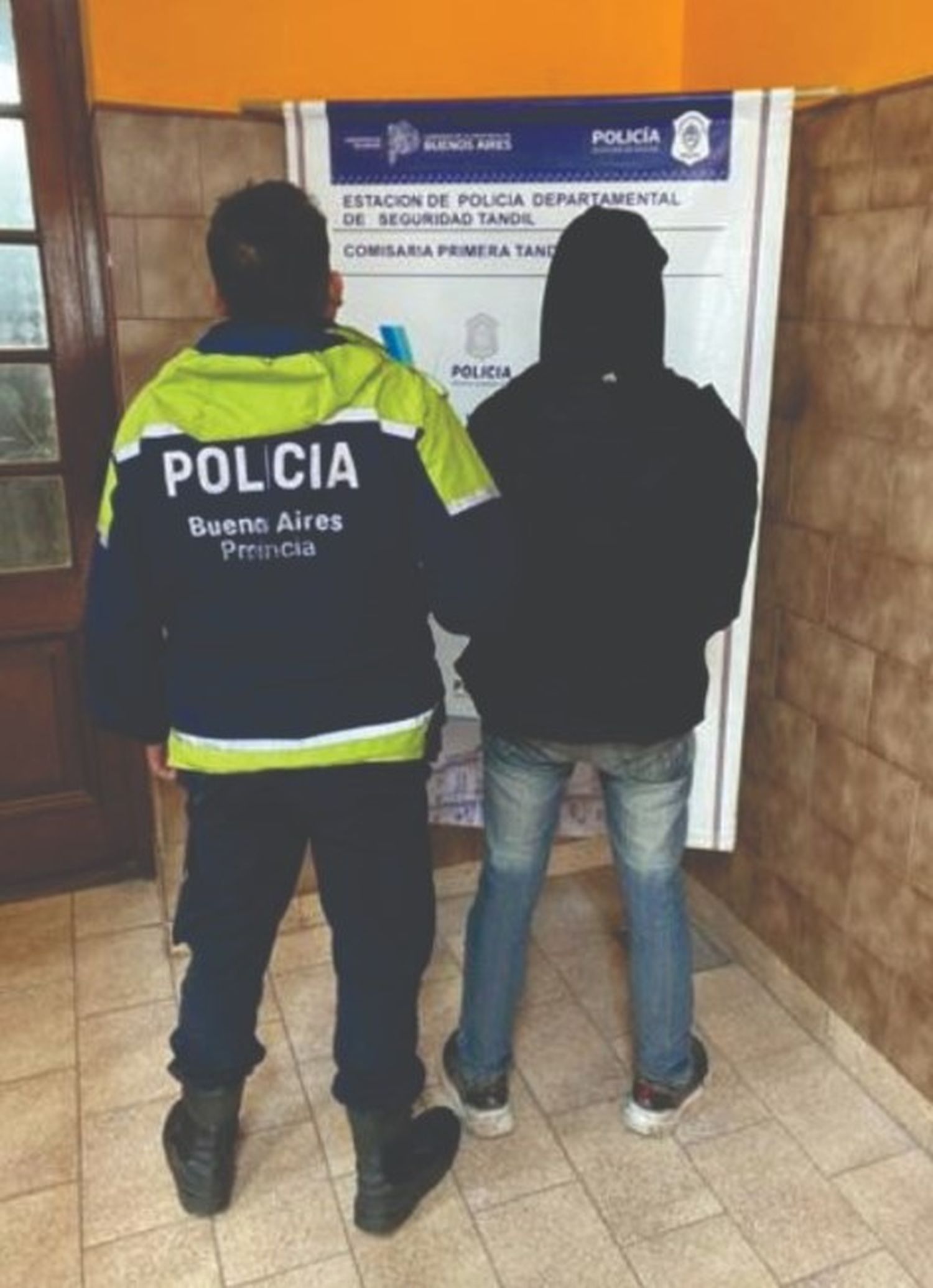 La policía identificó y detuvo a un hombre involucrado en el robo a un comercio