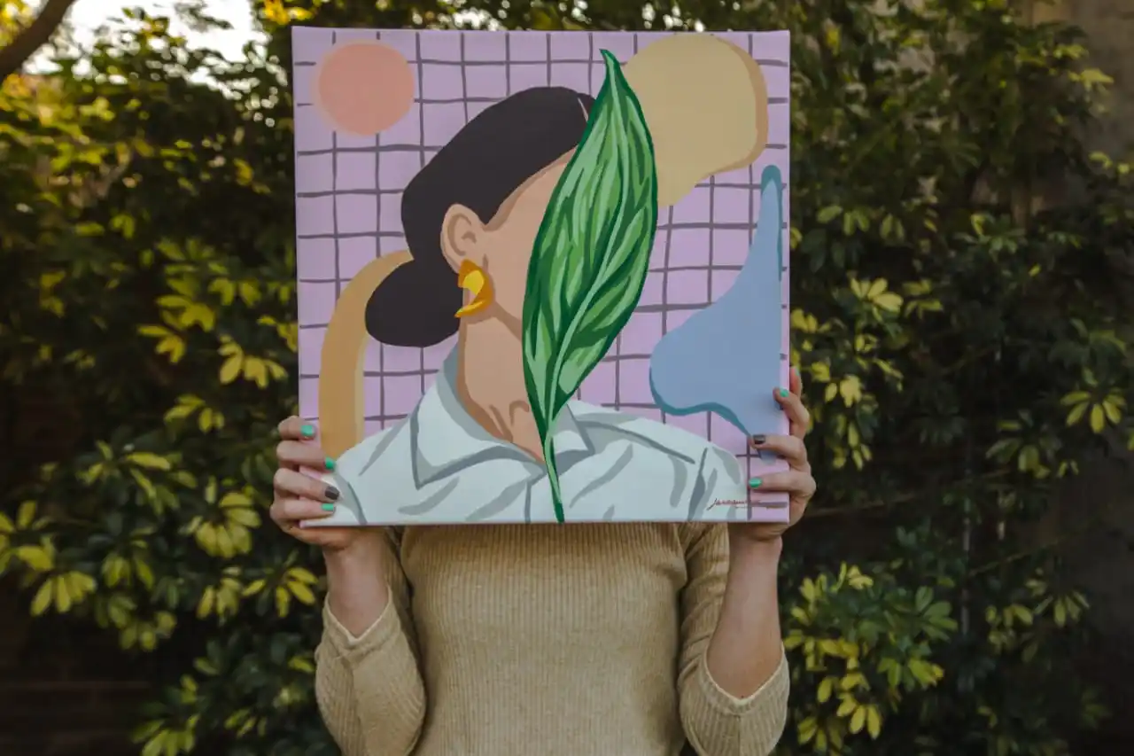 Obras de artista local en una galería de Palermo