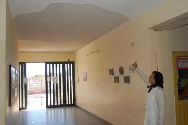 Refaccionarán el techo de una escuela donde suben para mirar fútbol