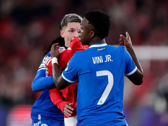 El momento del cruce entre Prestianni y Vinícius.