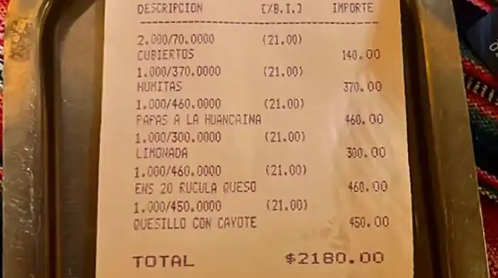 Publicó un ticket "anonadado por lo barato" de la cena y le salieron al cruce: "¡Un pajarito comiendo!"