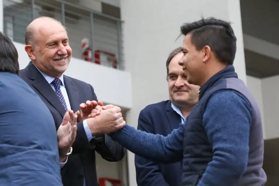 Perotti saluda a uno de los adjudicatarios