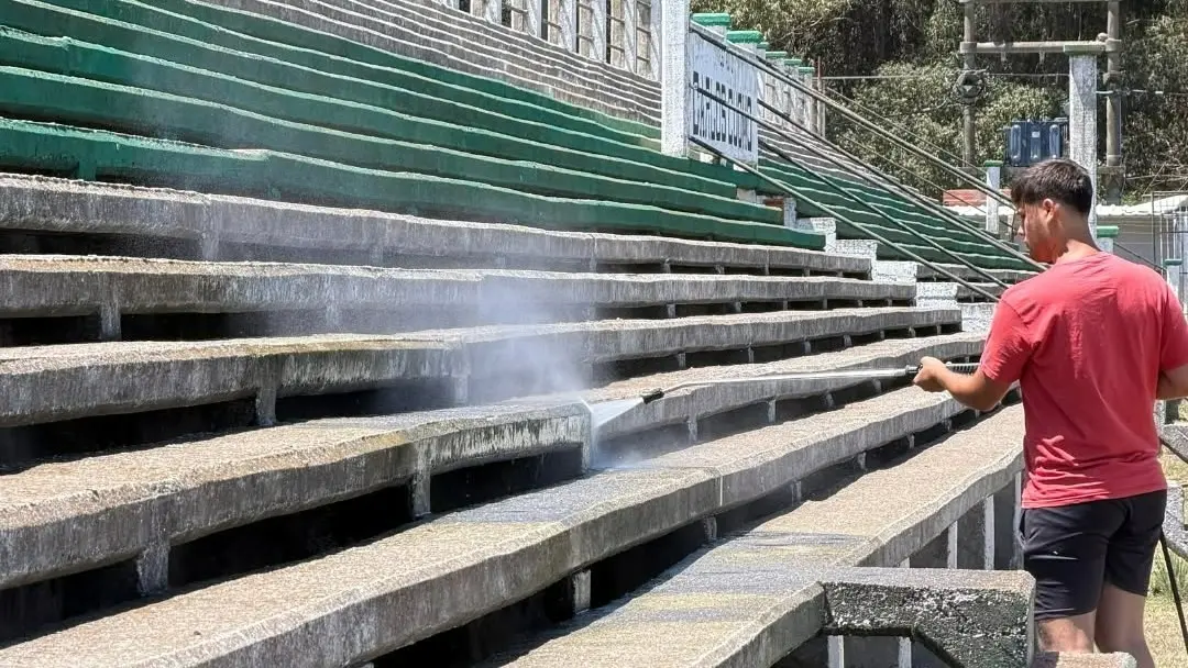 Obras. De limpieza y reacondicionamiento, en las tribunas del Estadio Carlos Cuomo