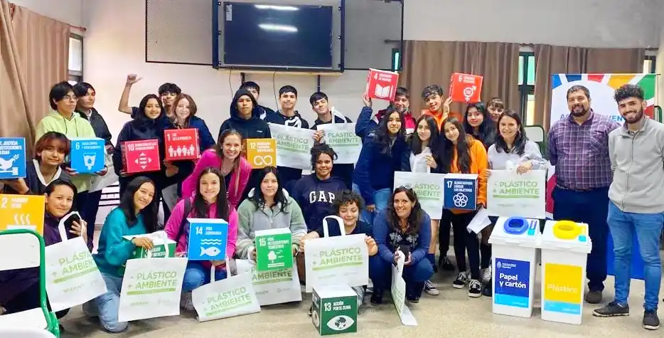 Se realizó en la escuela Jorge Luis Borges una capacitación en Objetivos de Desarrollo Sostenible