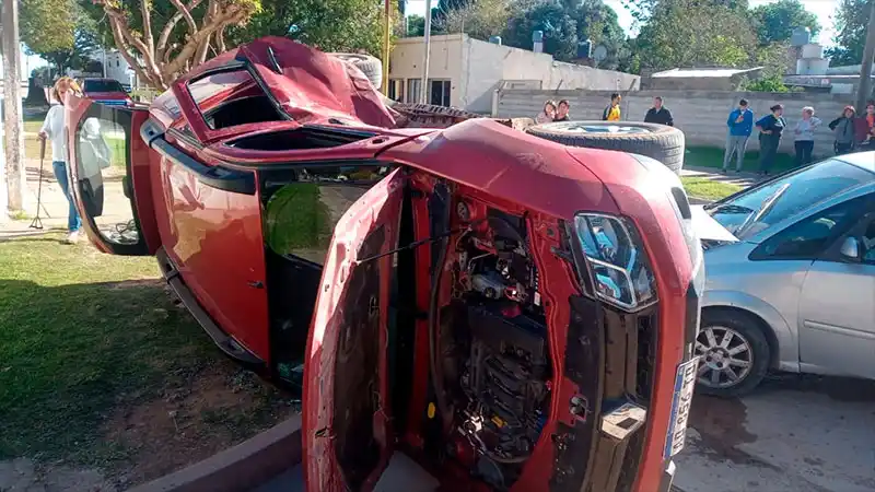 Una mujer resultó herida tras un tremendo choque en una esquina