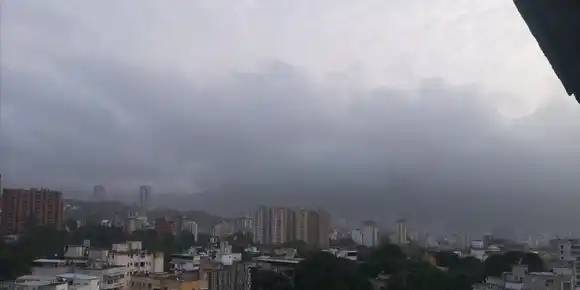 Oleada de polvo del Sahara sigue en Venezuela pero las lluvias disiparán el fenómeno