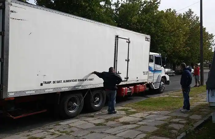Toman  temperatura a personas y verifican ingreso de alimentos y mercadería