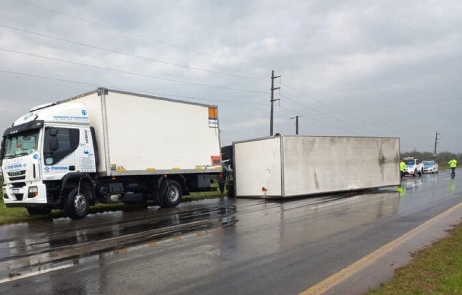 Por un profundo huellón en la ruta, un acoplado terminó volcando sobre la calzada