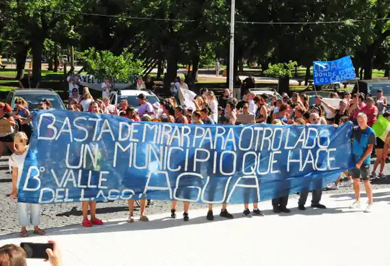 "¡Queremos agua!": un centenar de vecinos se movilizaron al Municipio