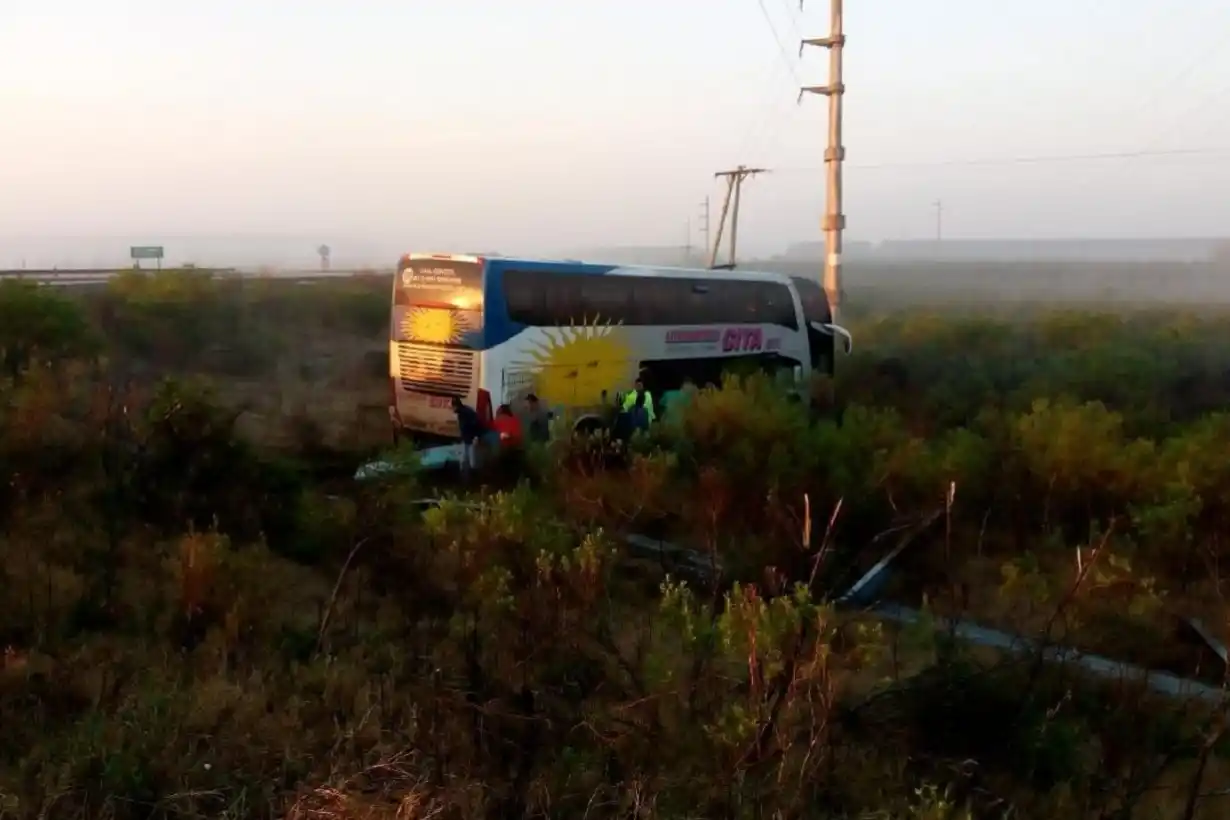 Cinco pasajeros heridos tras despiste de un colectivo en Autovía 14