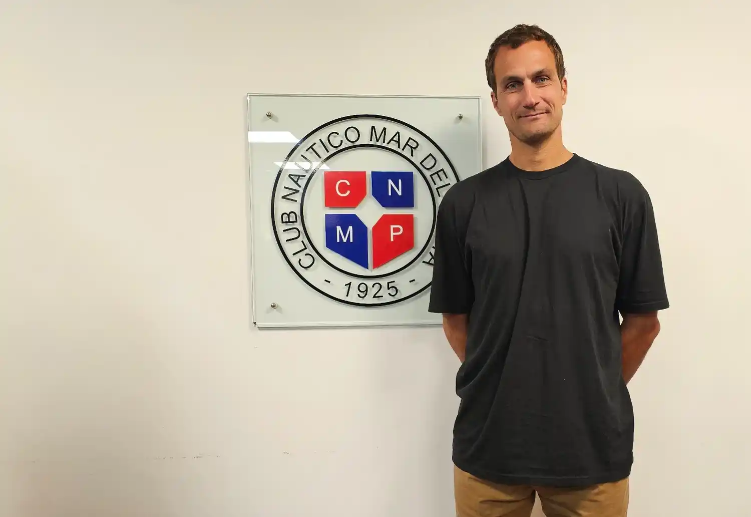 Cristian Rosso fue presentado como entrenador del equipo de remo del Club Náutico