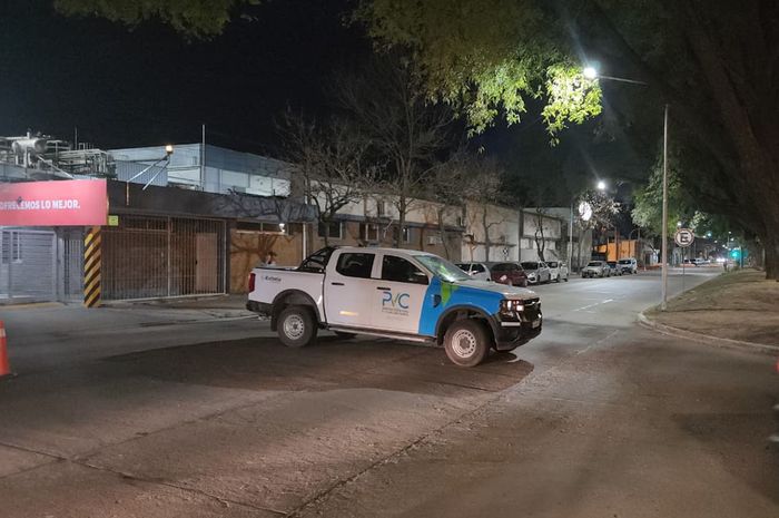 Impactante choque y vuelco en avenida Ernesto Salva: un remisero terminó tumbando el auto - 5