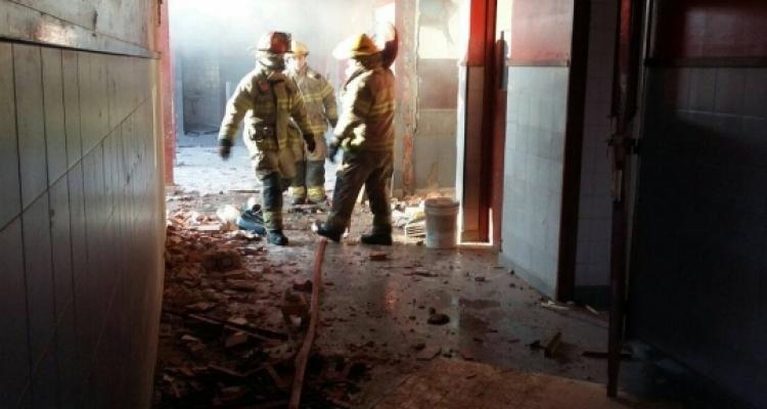 Paro docente y marcha de antorchas tras la explosión fatal en una escuela de Moreno