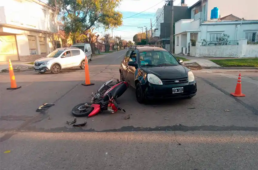 Delivery chocó y fue trasladado al HIGA: no tenía papeles de la moto