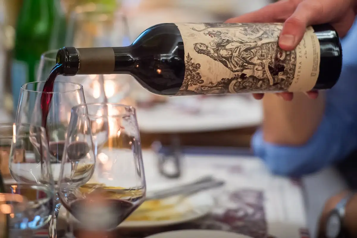 Claves para regalar un vino y no fallar en el intento