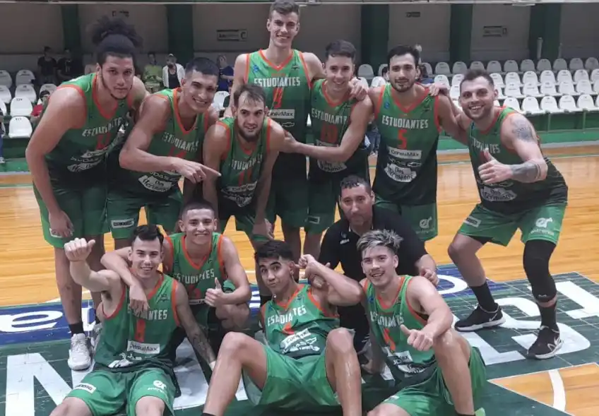 Yarza, en quinto lugar de la fila superior, durante el festejo de Estudiantes.