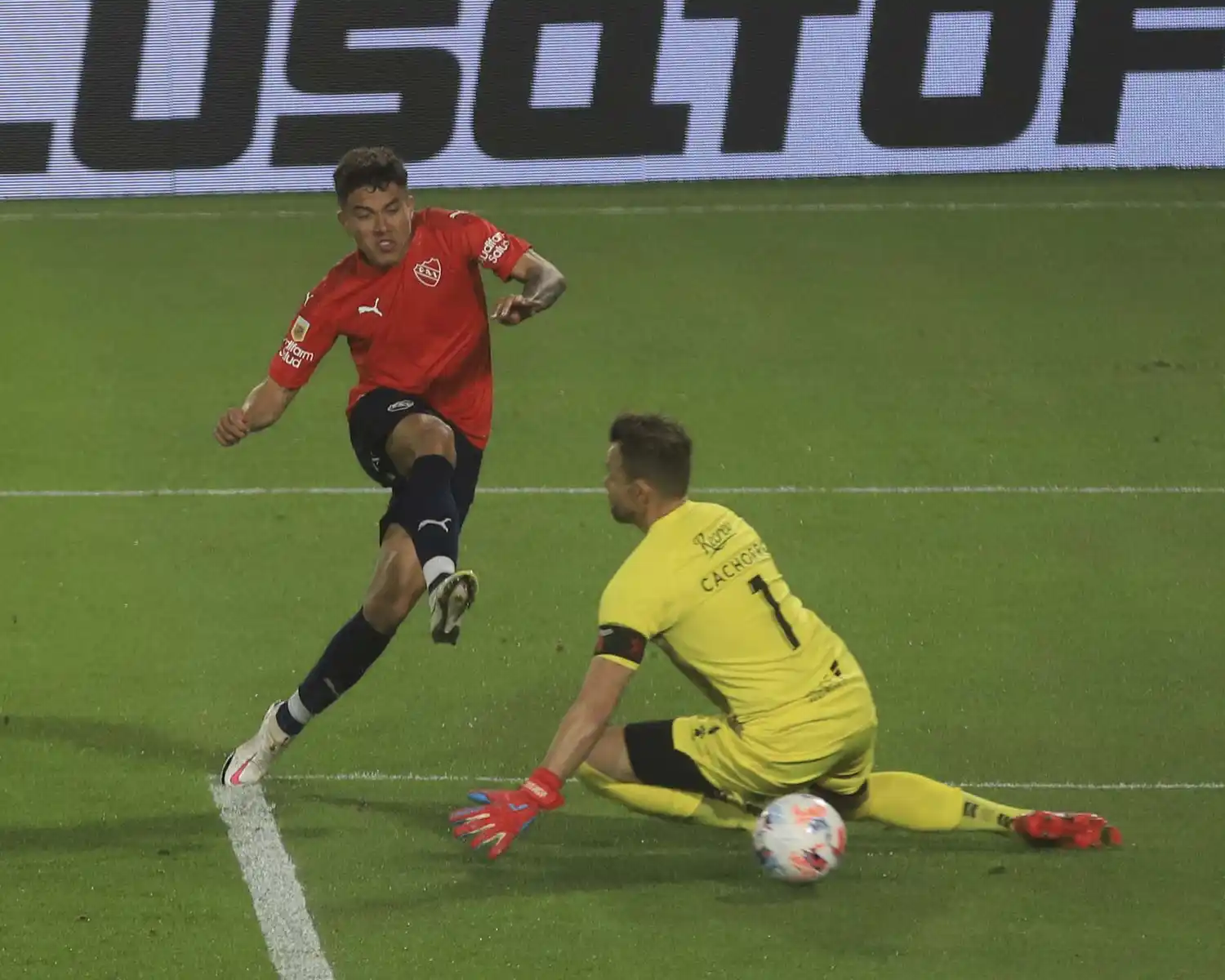 Roa define para el tercer gol ante Burián.