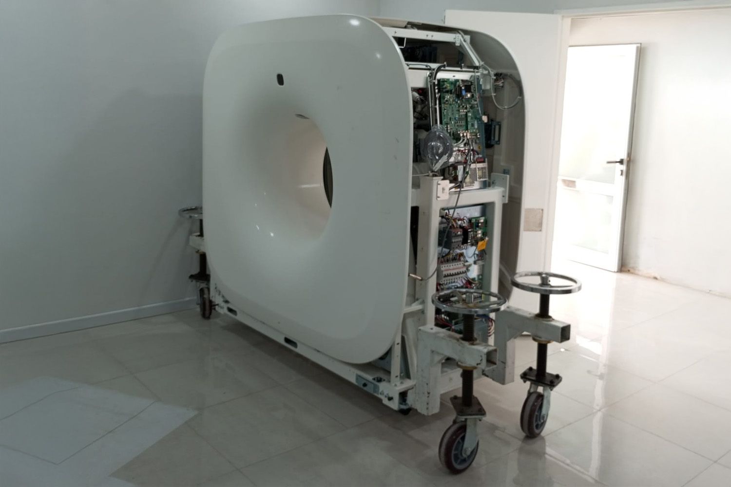 Asi llevaron el nuevo tomógrafo que instalan en el Hosptial