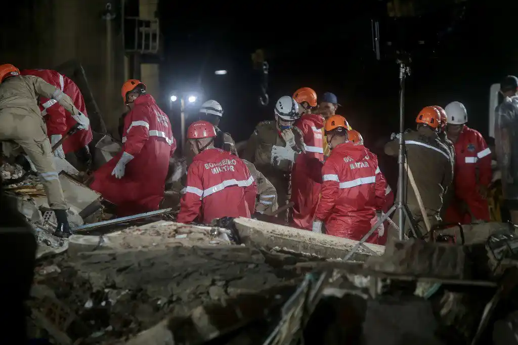 ¡DERRUMBE FATAL EN BRASIL! 14 personas pierden la vida al caer edificio