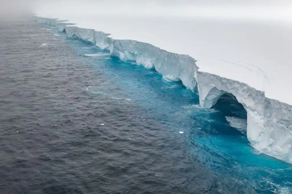 El iceberg A23a es el más grande del mundo y se desprendió del vórtice oceánico.