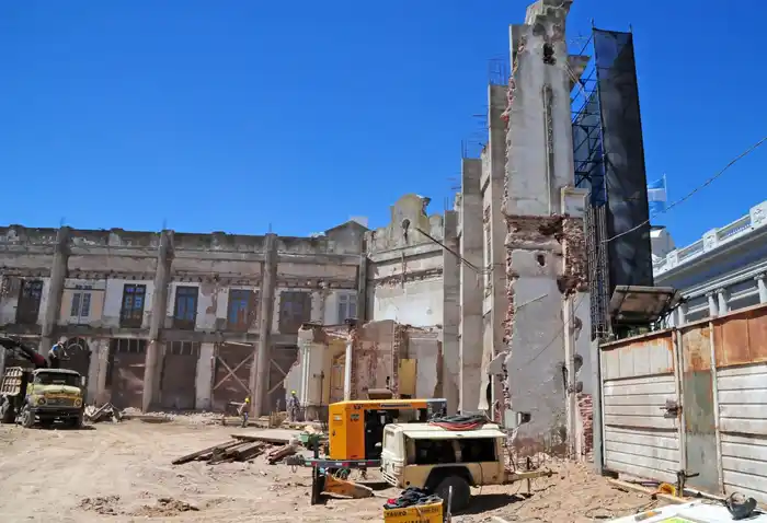 Con la fachada protegida y en pie, avanza la obra del Paseo del Banco tras años de demora