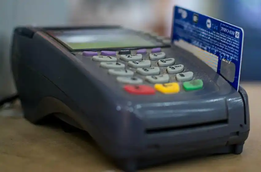 Desde el domingo, todos los comercios deberán aceptar pago con débito