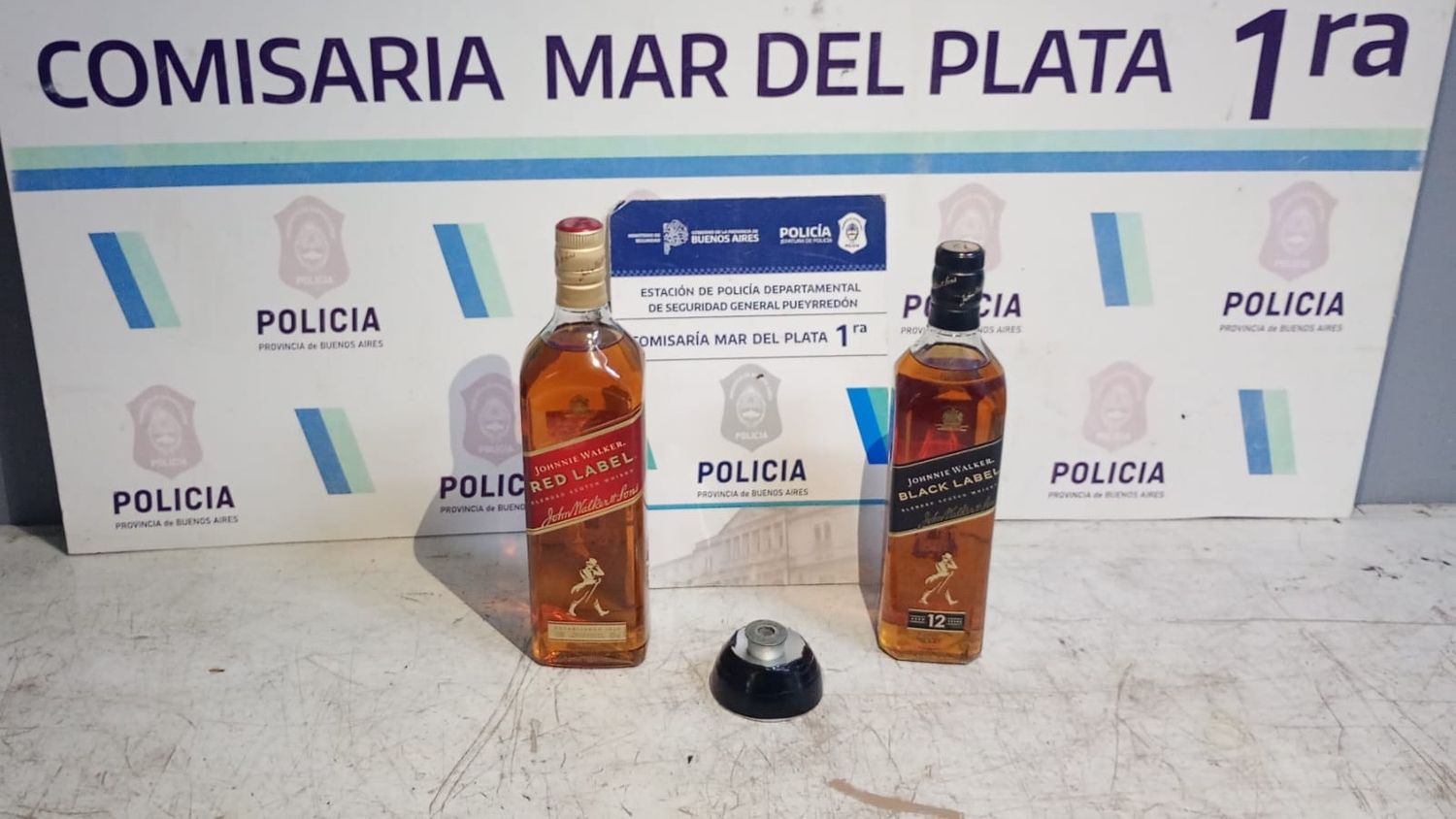 La pareja fue detectada por las cámaras e interceptada en la línea de cajas.