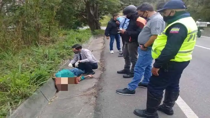 CON UN TIRO EN LA CABEZA: lanzaron cadáver de un joven en una cuneta de la vía Capacho en Táchira