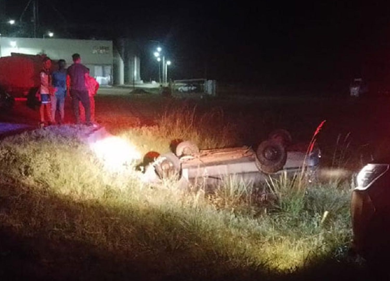 Un auto volcó contra una alcantarilla en la Ruta 20: sus dos ocupantes resultaron heridos